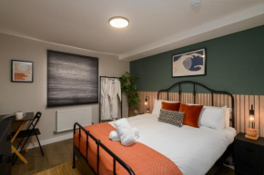 Benjamin Suite by Koya Homes - 3 Double Bedroom Apartment, Cardiff City Centre, Free Parking